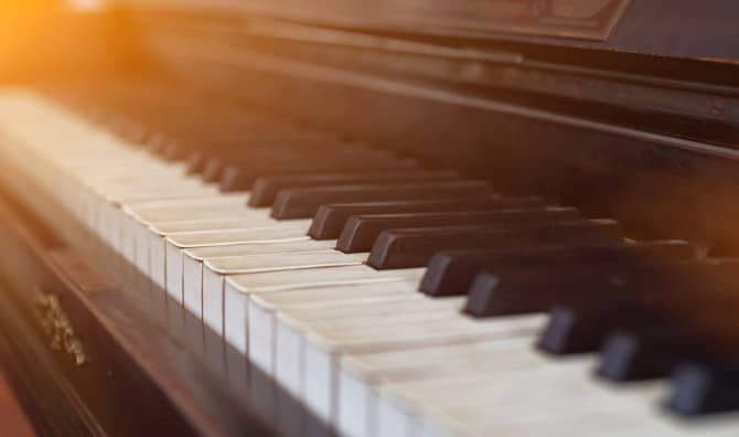 Wearing ‘Bionic Gloves’, Injured Pianist Can Play Again