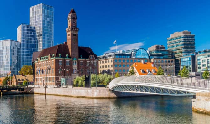 These Talking Litter Cans are Getting People’s Attention