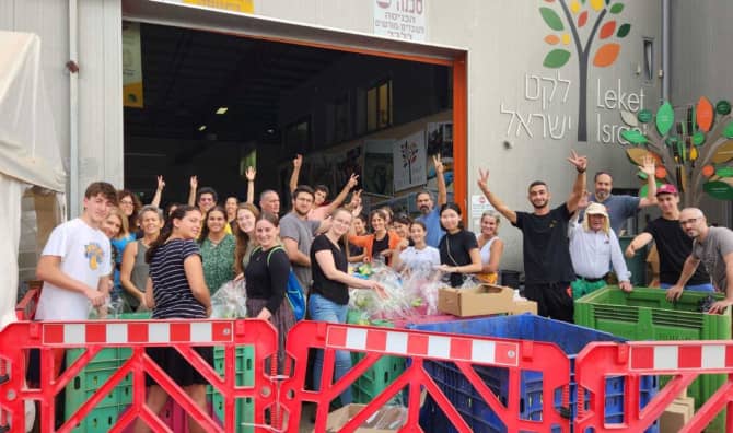 Unity in Crisis: Israelis Unite in Acts of Volunteerism During Times of War