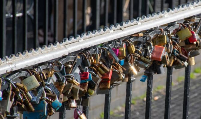 Artists Transform Lovelock Bridge to Advocate for Release of Israeli Hostages