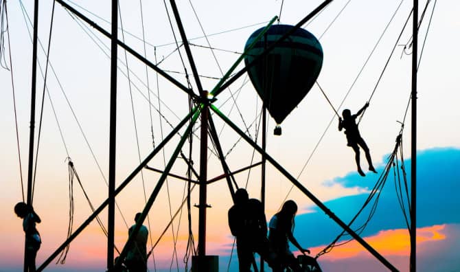 A Hot Air Balloon Meets the Bungee Jump [VIDEO]
