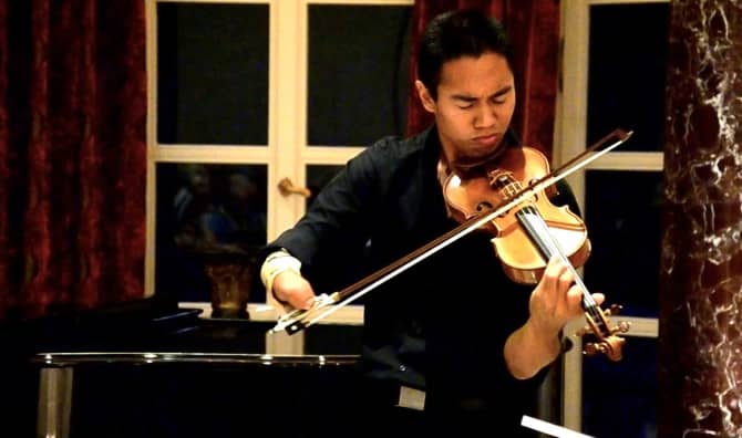 One-Handed Violinist is an Inspiration to Others