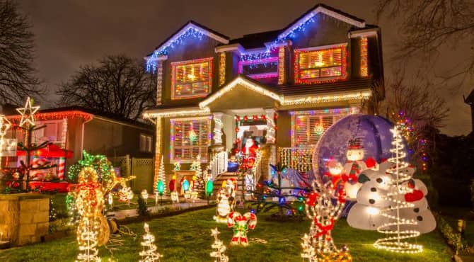 Volunteers Keep a Christmas Tradition Going