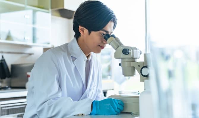 Researcher in a lab.