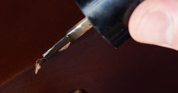 photo fixing a wooden furniture