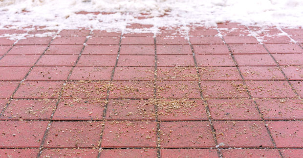 photo ground coffee on floor to melt snow and ice