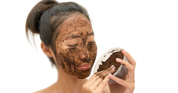 photo woman using scrub made from coffee beans