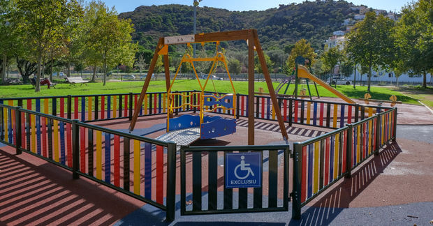 Swing Swing pole for wheelchair users.